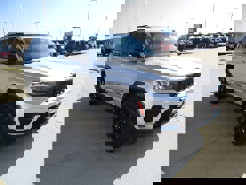 Used 2023 Jeep Grand Cherokee Altitude image 8