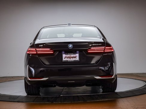 New 2026 BMW i5 eDrive40 w/ Premium Package image 8