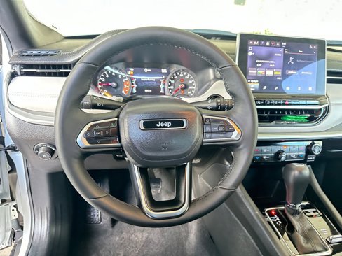 Used 2025 Jeep Compass Limited image 33