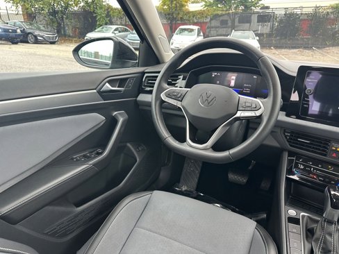 Used 2025 Volkswagen Jetta SE image 33
