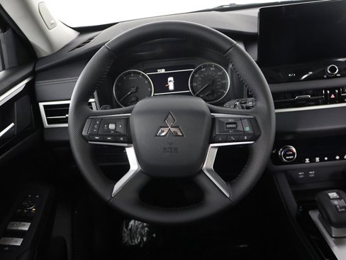 New 2025 Mitsubishi Outlander SE image 37