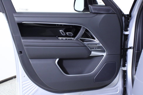 New 2025 Land Rover Range Rover SE image 15