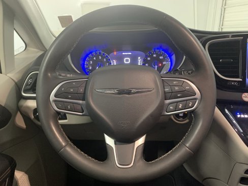 Used 2023 Chrysler Pacifica Touring-L image 9