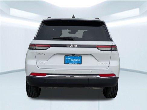 Used 2024 Jeep Grand Cherokee Laredo image 5