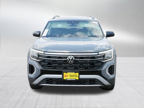 Used 2025 Volkswagen Atlas Peak Edition SE image 2