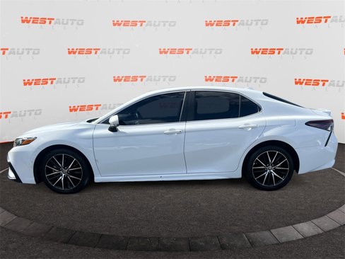 Used 2022 Toyota Camry SE image 2