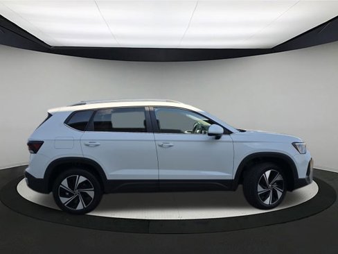New 2025 Volkswagen Taos SE image 8