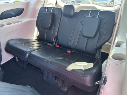 Used 2022 Chrysler Pacifica Touring-L image 8