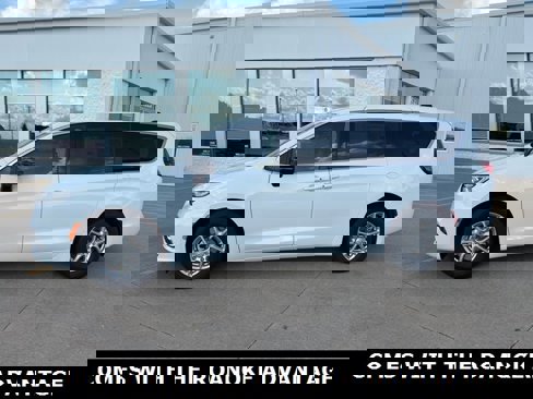 New 2025 Chrysler Pacifica Select image 5