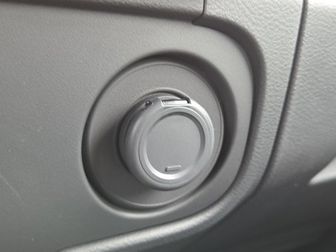 Used 2025 Nissan Frontier SV image 31