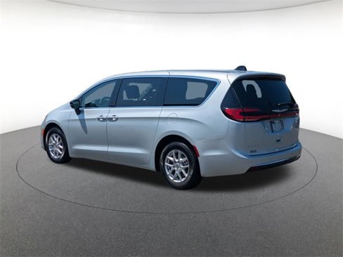 Used 2024 Chrysler Pacifica Touring-L image 5
