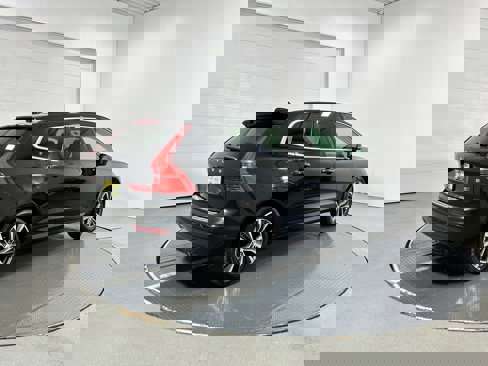Used 2022 Volvo XC60 B5 Momentum w/ Climate Package image 33