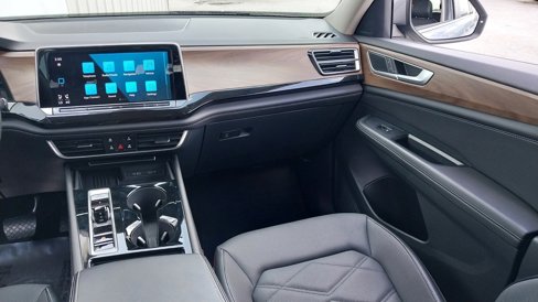 Used 2025 Volkswagen Atlas SE image 16