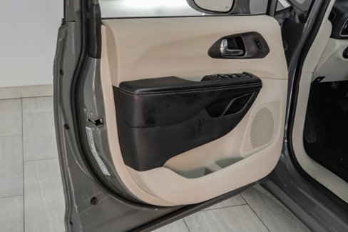 Used 2022 Chrysler Pacifica Touring-L image 35