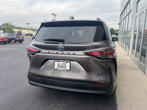 Certified 2021 Toyota Sienna XLE image 4