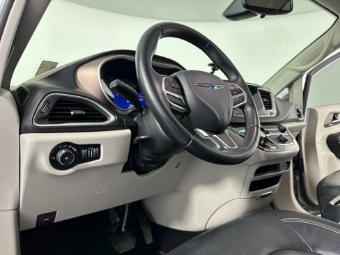 Used 2017 Chrysler Pacifica Premium image 39
