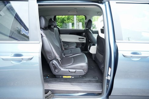Used 2024 Kia Carnival EX image 19