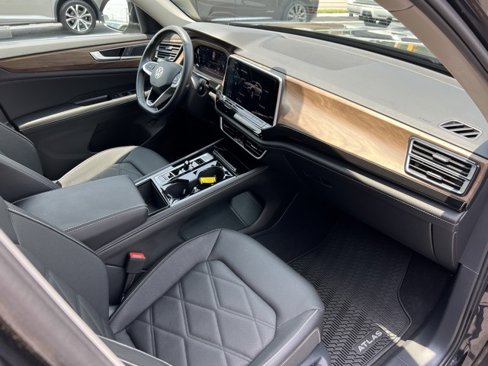 Used 2025 Volkswagen Atlas SE image 17