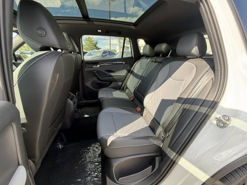 New 2025 Volkswagen Tiguan SE R-Line image 20