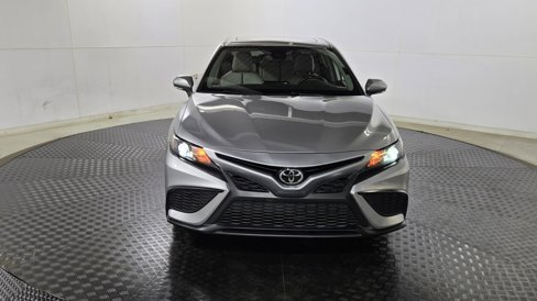 Used 2023 Toyota Camry SE image 2