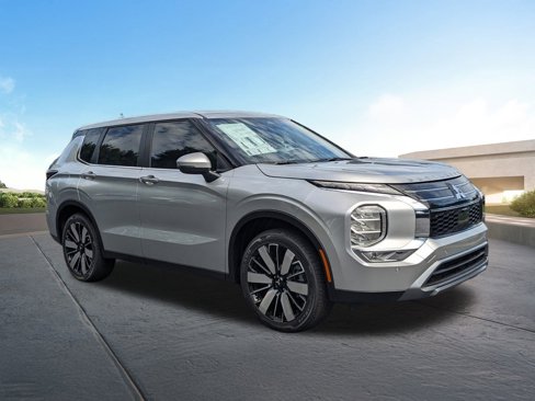 New 2025 Mitsubishi Outlander SE image 2