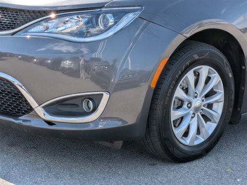 Used 2019 Chrysler Pacifica Touring-L image 9