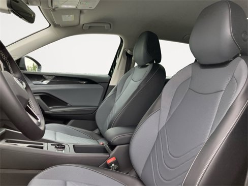 New 2025 Volkswagen Tiguan SE image 9