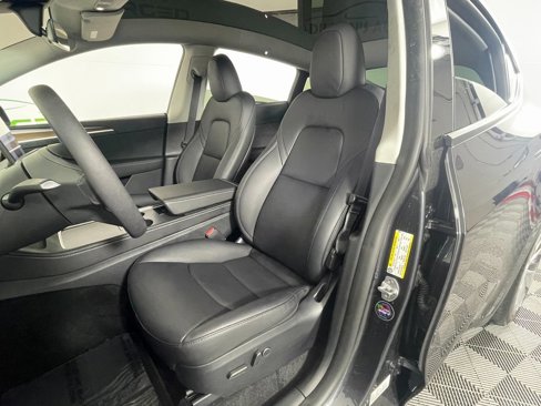 Used 2024 Tesla Model Y 2WD image 22
