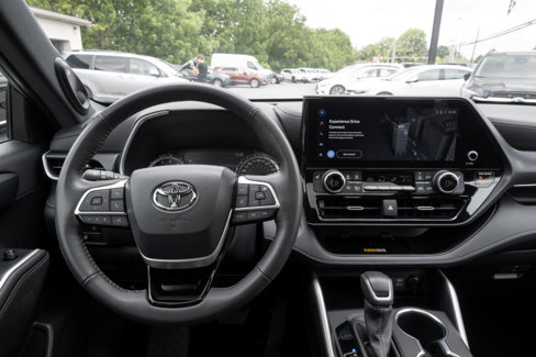 Used 2024 Toyota Highlander XSE image 25