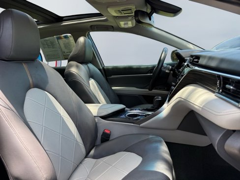 Used 2018 Toyota Camry XLE image 22