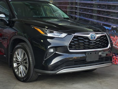 Used 2022 Toyota Highlander Platinum image 2