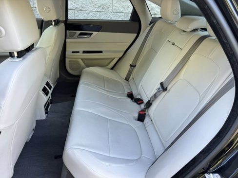 Used 2020 Jaguar XF Premium image 8