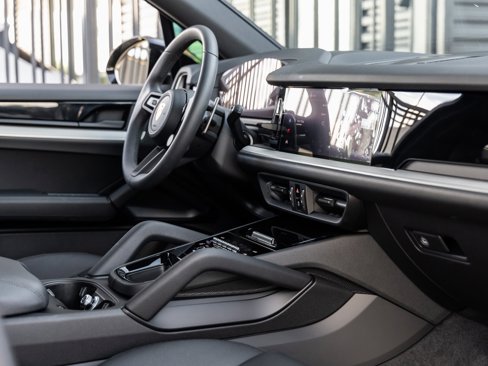 Used 2025 Porsche Cayenne image 43