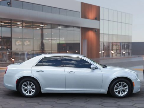 Used 2019 Chrysler 300 Touring image 8