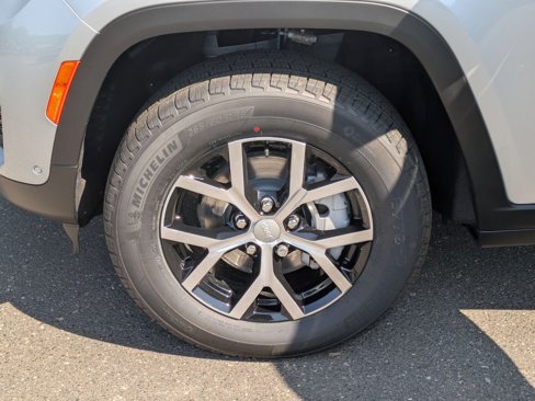 New 2025 Jeep Grand Cherokee Limited w/ Luxury Tech Group II image 24