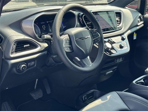 New 2025 Chrysler Pacifica Select image 9
