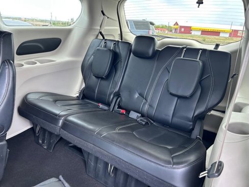 Used 2023 Chrysler Pacifica Touring-L image 8