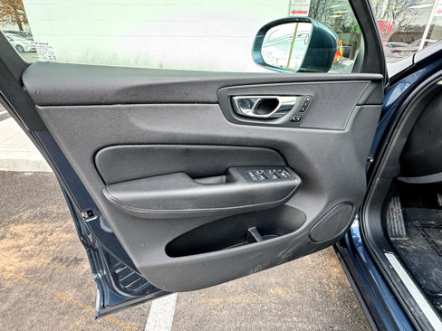 Used 2021 Volvo XC60 T5 Momentum w/ Premium Package image 21