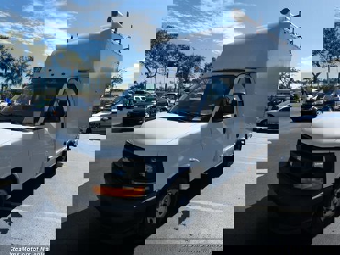 Used 2017 Chevrolet Express 3500 image 3