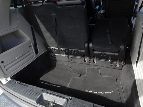 Used 2016 Chrysler Town & Country Touring image 16