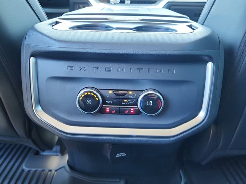 New 2025 Ford Expedition Platinum image 9