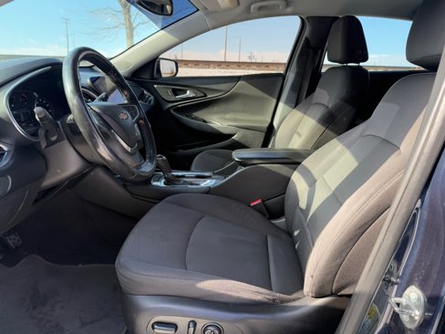 Used 2017 Chevrolet Malibu LT image 9