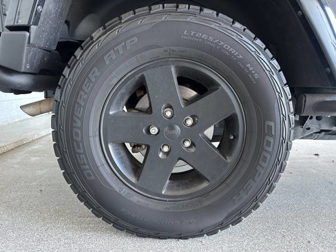 Used 2012 Jeep Wrangler Unlimited Rubicon image 38
