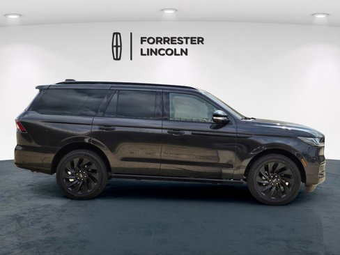 New 2025 Lincoln Navigator Reserve image 2