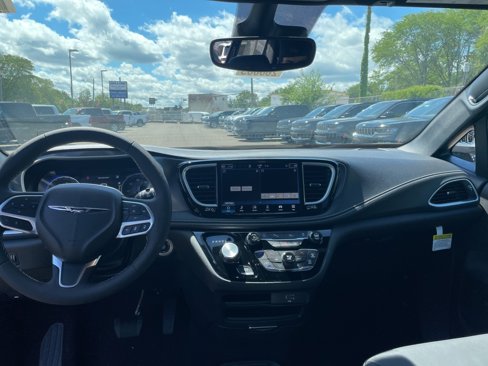 New 2026 Chrysler Pacifica Select image 31