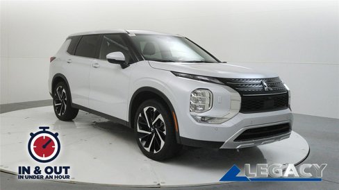 Used 2024 Mitsubishi Outlander SE image 1