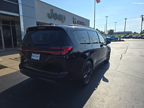 New 2026 Chrysler Pacifica Limited w/ S Appearance Package image 8