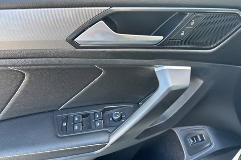 Used 2022 Volkswagen Tiguan SE image 11