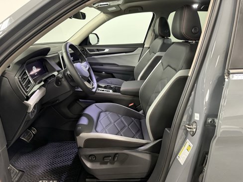 Used 2025 Volkswagen Atlas Peak Edition SE image 9
