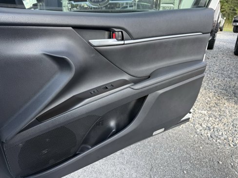 Used 2022 Toyota Camry XLE image 6